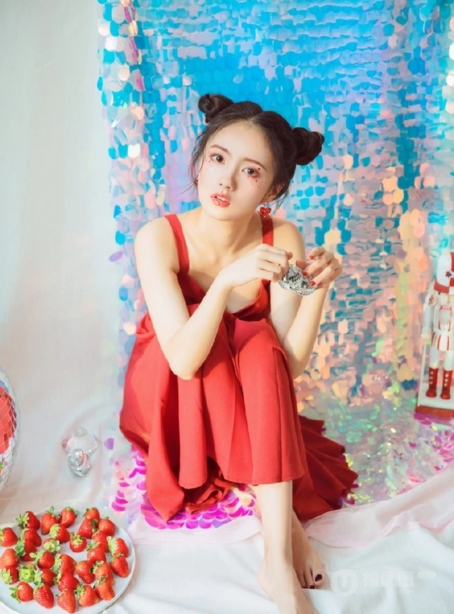 清纯丸子头女生红裙肩带与草莓，鹅共影冷艳绝美写真