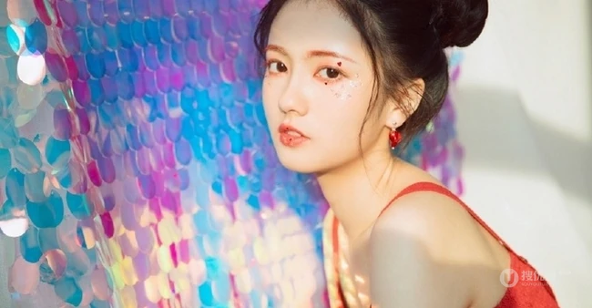 清纯丸子头女生红裙肩带与草莓，鹅共影冷艳绝美写真