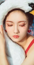 清纯丸子头女生红裙肩带与草莓，鹅共影冷艳绝美写真