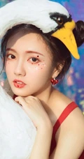 清纯丸子头女生红裙肩带与草莓，鹅共影冷艳绝美写真