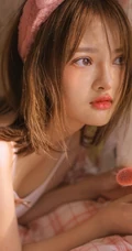 化妆中的可爱女生少女肩带背心睡裤室内写真图集