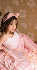 化妆中的可爱女生少女肩带背心睡裤室内写真图集