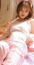 化妆中的可爱女生少女肩带背心睡裤室内写真图集