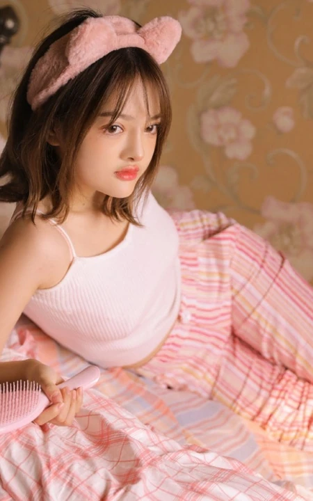 化妆中的可爱女生少女肩带背心睡裤室内写真图集