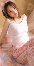 化妆中的可爱女生少女肩带背心睡裤室内写真图集