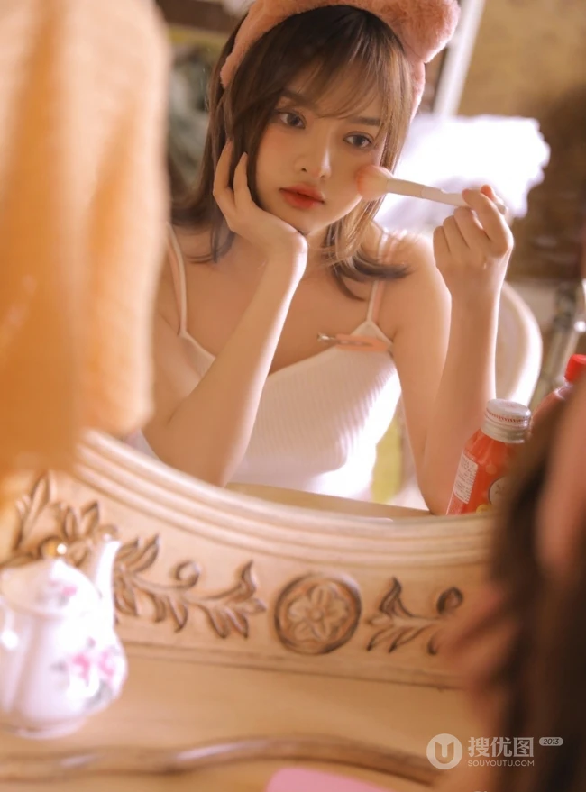 化妆中的可爱女生少女肩带背心睡裤室内写真图集