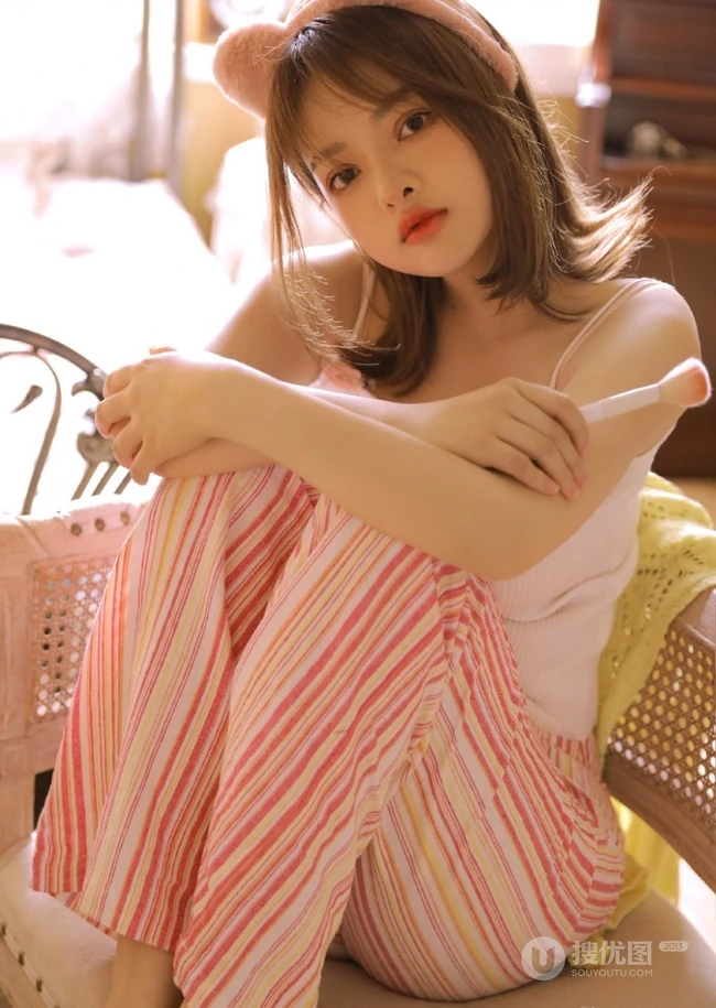 化妆中的可爱女生少女肩带背心睡裤室内写真图集
