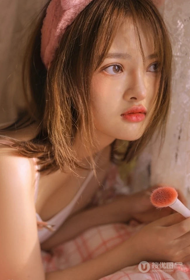 化妆中的可爱女生少女肩带背心睡裤室内写真图集