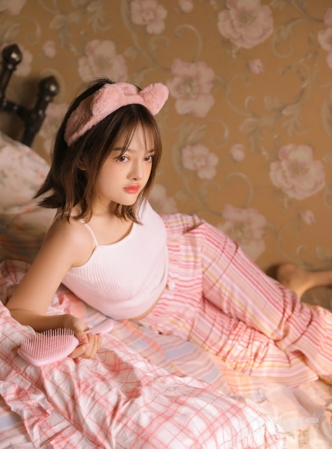 化妆中的可爱女生少女肩带背心睡裤室内写真图集