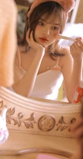 化妆中的可爱女生少女肩带背心睡裤室内写真图集