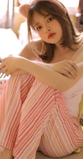 化妆中的可爱女生少女肩带背心睡裤室内写真图集