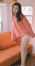 房车里的灿烂少女，毛衣短裤搭配很有个性