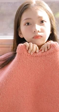 房车里的灿烂少女，毛衣短裤搭配很有个性