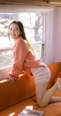 房车里的灿烂少女，毛衣短裤搭配很有个性