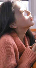 房车里的灿烂少女，毛衣短裤搭配很有个性