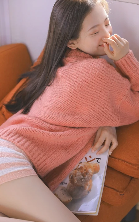 房车里的灿烂少女，毛衣短裤搭配很有个性