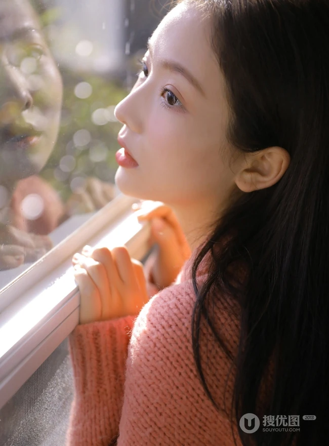 房车里的灿烂少女，毛衣短裤搭配很有个性