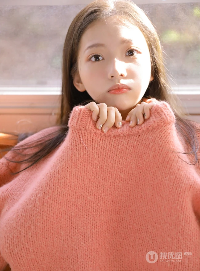 房车里的灿烂少女，毛衣短裤搭配很有个性
