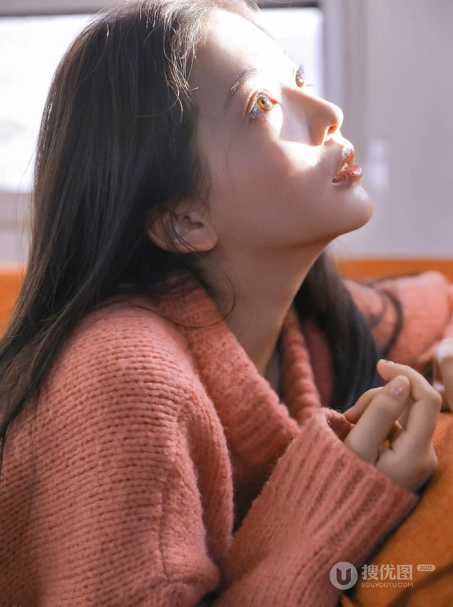 房车里的灿烂少女，毛衣短裤搭配很有个性