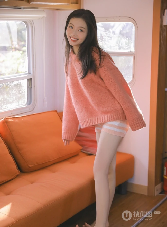 房车里的灿烂少女，毛衣短裤搭配很有个性