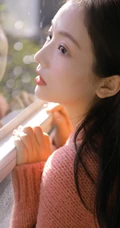 房车里的灿烂少女，毛衣短裤搭配很有个性