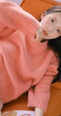 房车里的灿烂少女，毛衣短裤搭配很有个性