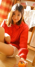 温暖的阳光如约而至，毛衣短裤少女暖阳中品尝美食