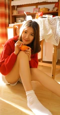温暖的阳光如约而至，毛衣短裤少女暖阳中品尝美食