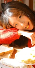 温暖的阳光如约而至，毛衣短裤少女暖阳中品尝美食