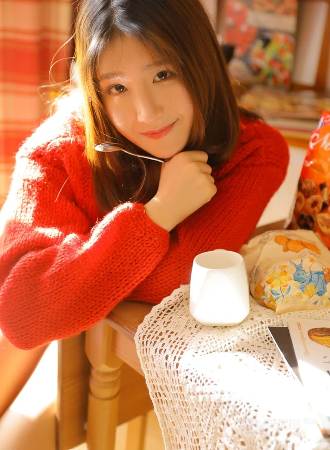 温暖的阳光如约而至，毛衣短裤少女暖阳中品尝美食