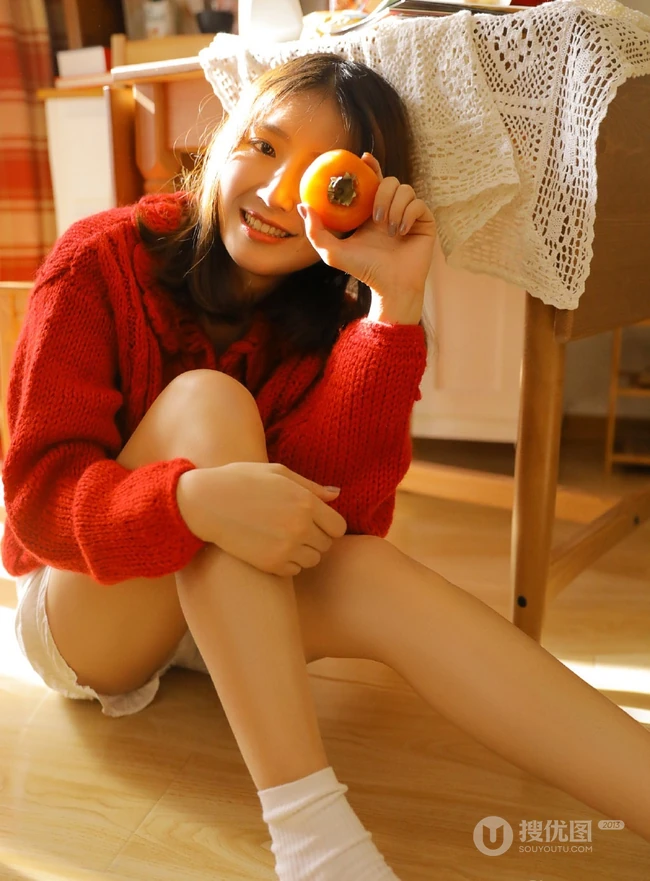 温暖的阳光如约而至，毛衣短裤少女暖阳中品尝美食