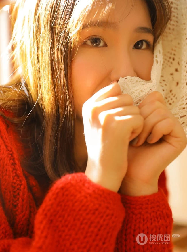 温暖的阳光如约而至，毛衣短裤少女暖阳中品尝美食