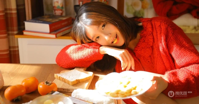 温暖的阳光如约而至，毛衣短裤少女暖阳中品尝美食