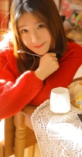 温暖的阳光如约而至，毛衣短裤少女暖阳中品尝美食