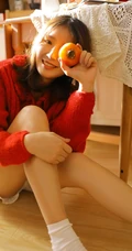 温暖的阳光如约而至，毛衣短裤少女暖阳中品尝美食