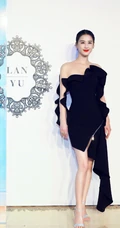 黄圣依气质时尚黑色连衣裙时装写真，一展大方优雅知性美