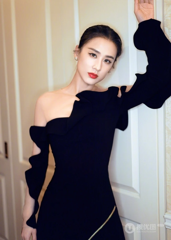 黄圣依气质时尚黑色连衣裙时装写真，一展大方优雅知性美