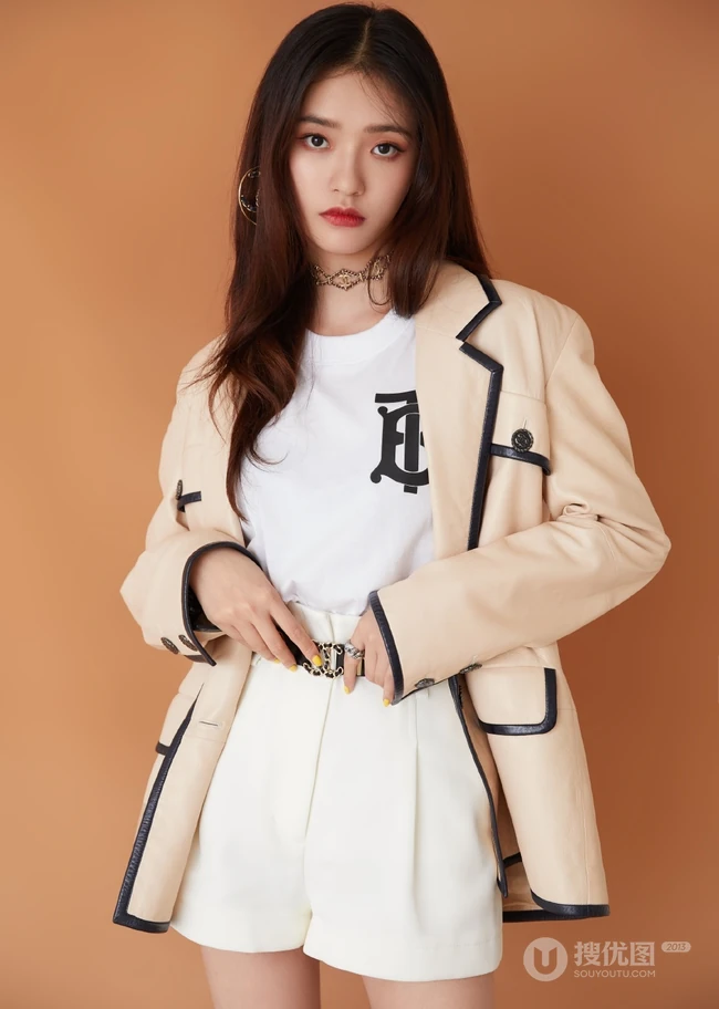 林允休闲装棚拍写真图片，西装小外套搭配小短裤清爽利落