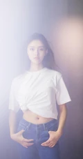 林允紧身牛仔裤室内写真图片，大秀白皙气质纤细线条
