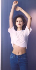 林允紧身牛仔裤室内写真图片，大秀白皙气质纤细线条