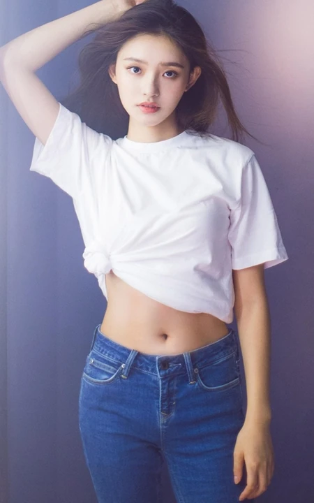 林允紧身牛仔裤室内写真图片，大秀白皙气质纤细线条
