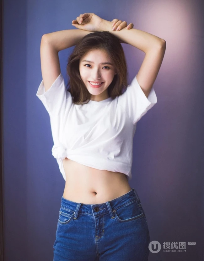 林允紧身牛仔裤室内写真图片，大秀白皙气质纤细线条