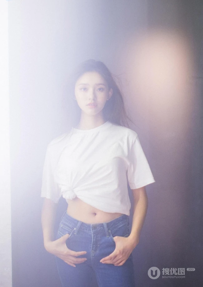 林允紧身牛仔裤室内写真图片，大秀白皙气质纤细线条
