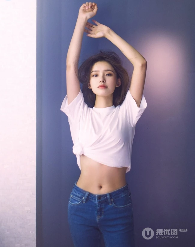 林允紧身牛仔裤室内写真图片，大秀白皙气质纤细线条