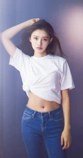 林允紧身牛仔裤室内写真图片，大秀白皙气质纤细线条