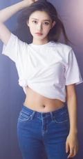 林允紧身牛仔裤室内写真图片，大秀白皙气质纤细线条