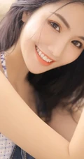清纯美背少女气质肩带家居服，牛仔裤居家沙发上写真图集