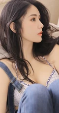 清纯美背少女气质肩带家居服，牛仔裤居家沙发上写真图集