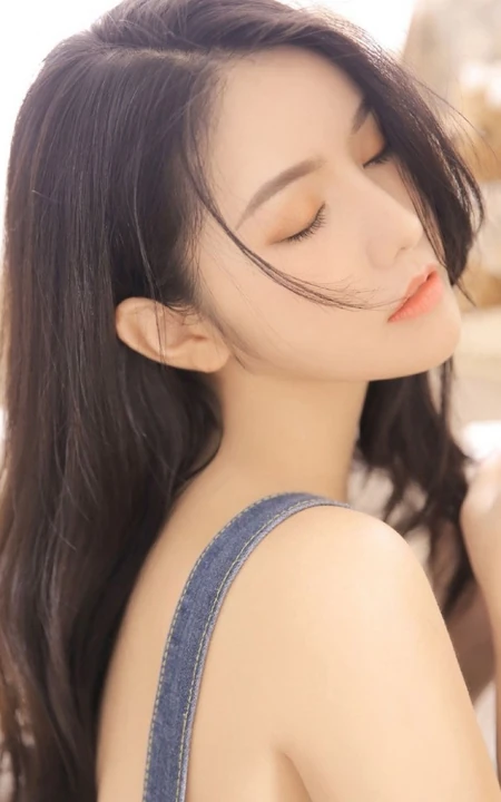 清纯美背少女气质肩带家居服，牛仔裤居家沙发上写真图集