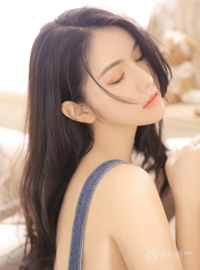 清纯美背少女气质肩带家居服，牛仔裤居家沙发上写真图集